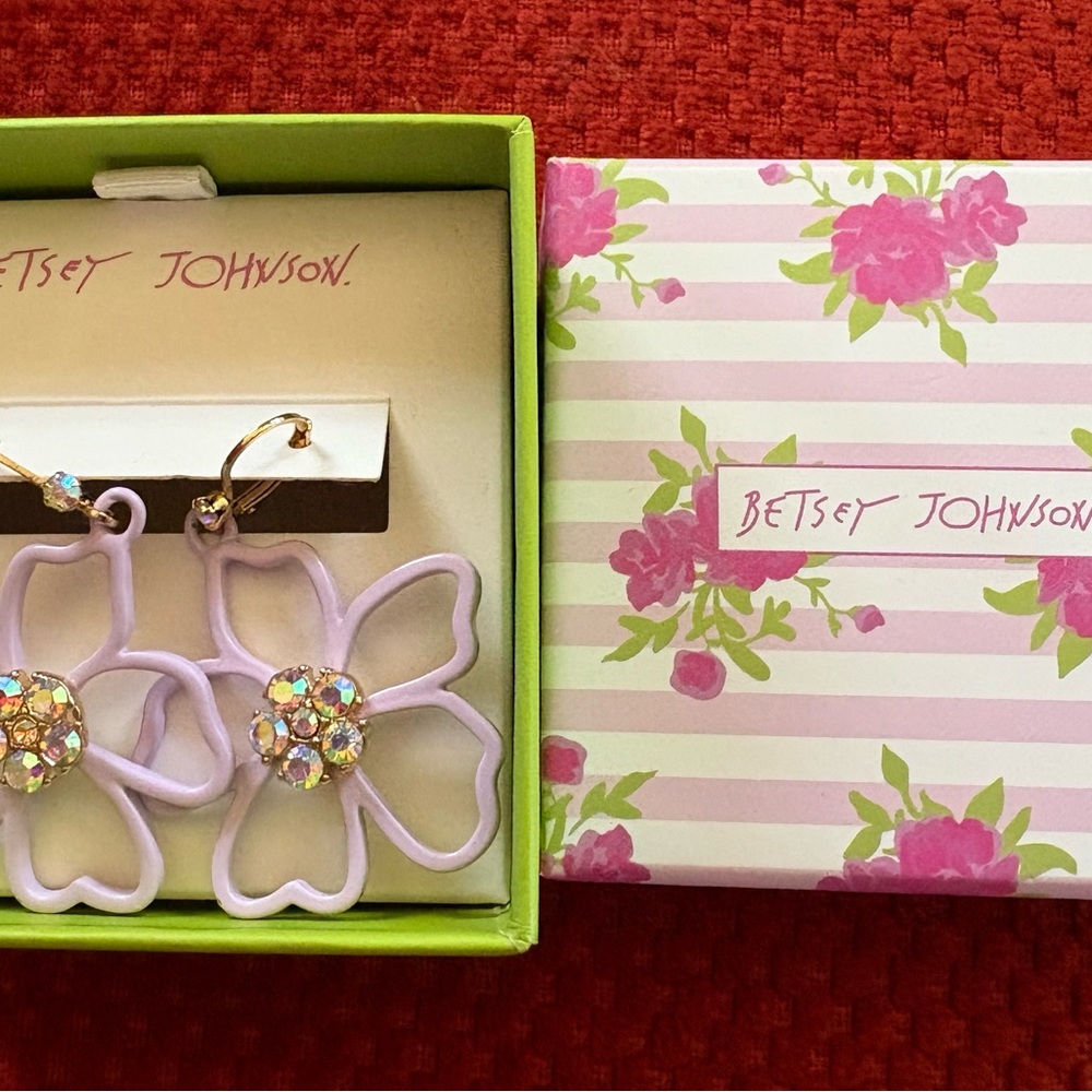 Betsey Johnson flower earrings. - Picture 2 of 3